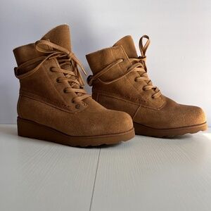Gently used BEARPAW Women’s Krista Boots Brown Suede Fleece lined size 8